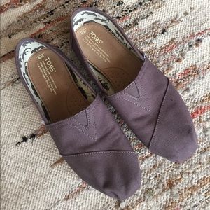 Dark grey Toms size 8, like new!